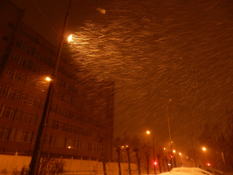 Снегопад около ЦК Урал в Екатеринбурге