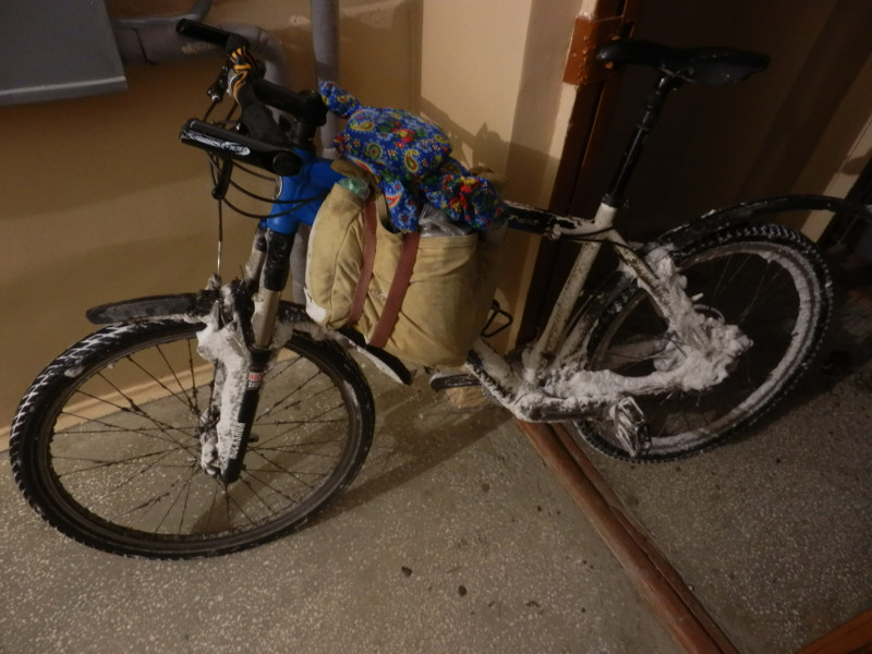 Мокрый снег на велосипеде, превратившийся в лёд