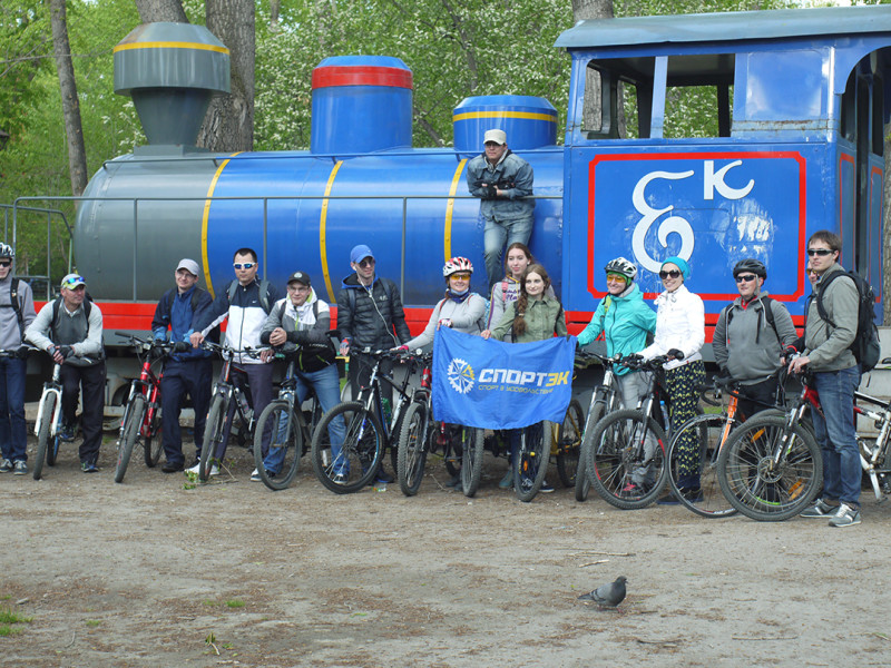 Photographing with locomotive maquette in the background, excursion in the parks of Yekaterinburg, organized by Sportek shop