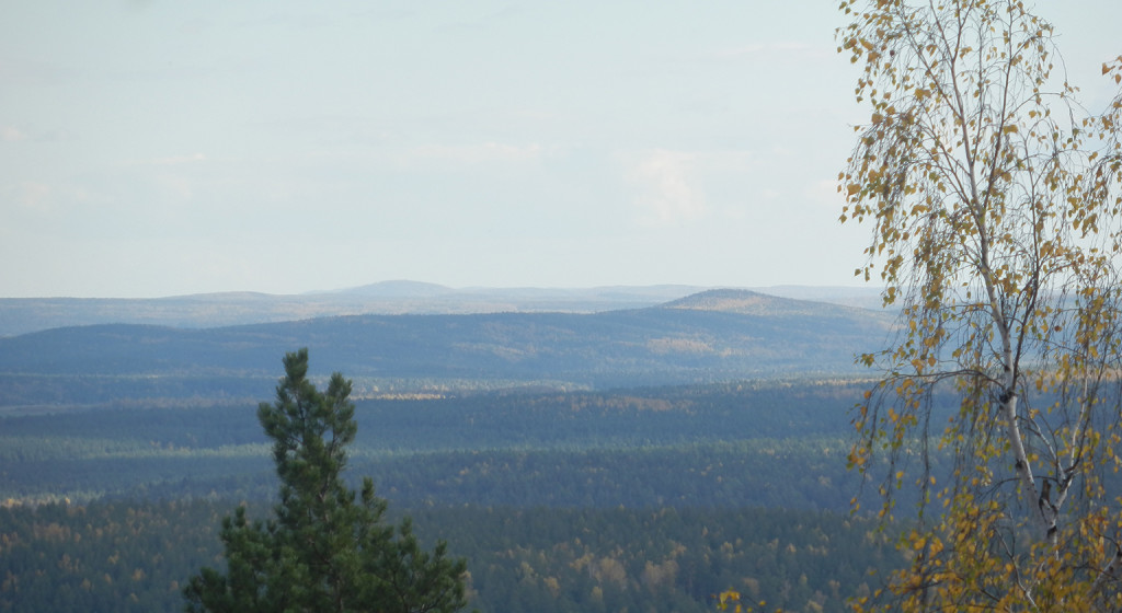 Вид с горы Азов в сторону Полдневой, горы Берёзовой и Верхнего Уфалея