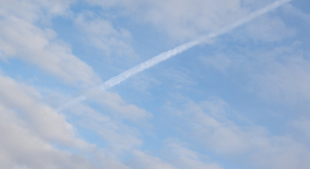 Небо со следом самолёта