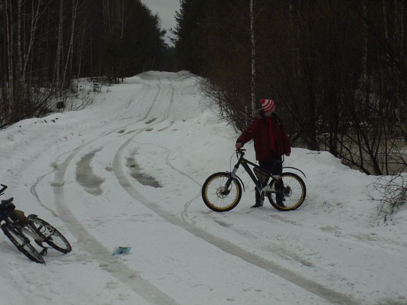 Андрей, велосипеды, таящий снег и затопленные участки леса