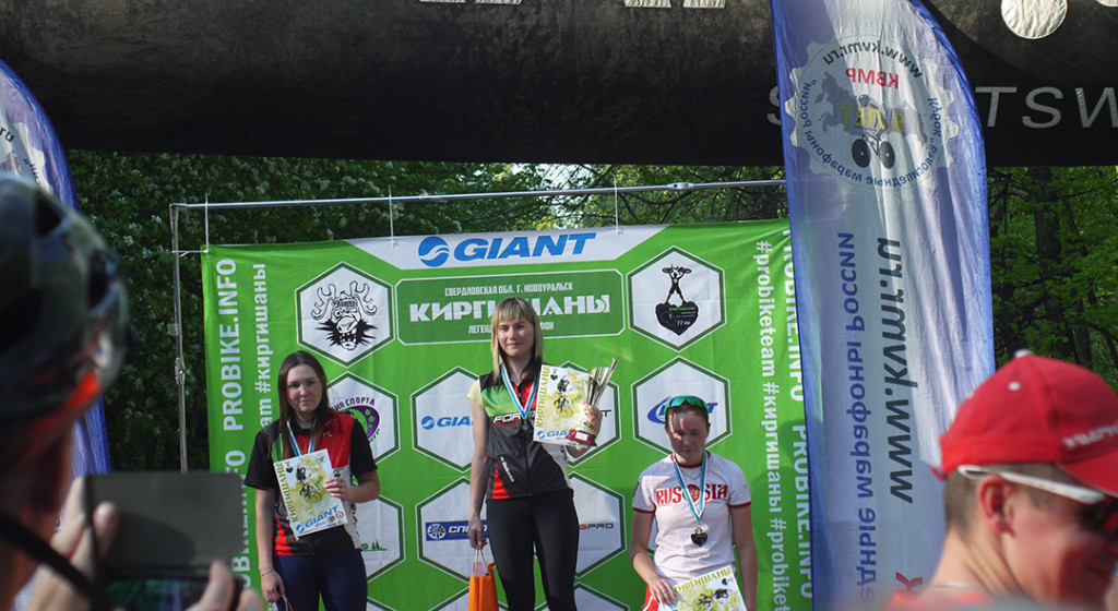 Награждение женщин категории 18 - 29 лет, велосипедные кросс-кантрийные марафонные соревнования Киргишаны 2016