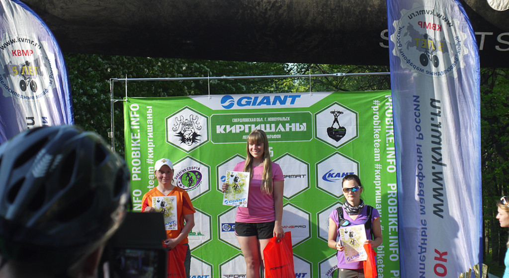 Награждение женщин-новичков, велосипедные кросс-кантрийные марафонные соревнования Киргишаны 2016